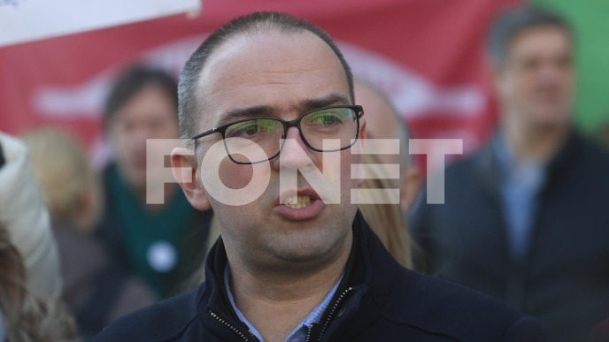 Politička kontrola u školama